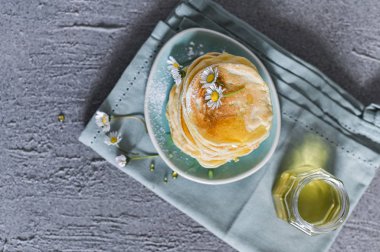 Ballı ve şuruplu bir sürü küçük krep. Lezzetli geleneksel b