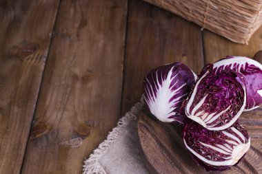Ahşap bir masada kırmızı lahana ve karatahta. İtalyan salatası