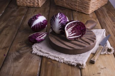 Ahşap bir masada kırmızı lahana ve karatahta. İtalyan salatası