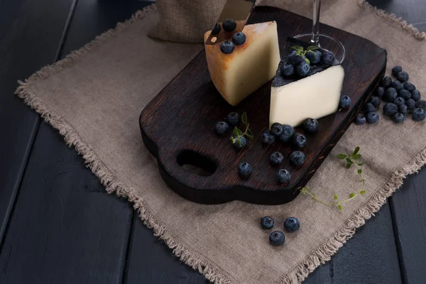 Vit pecorino ost och blåbär. Traditionell italienska hårt — Stockfoto