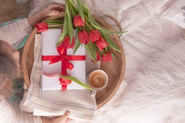 Kızı annesini tebrik ediyor, kahvaltını akıntılı bir tepside yapıyor.