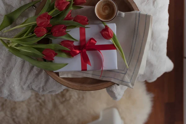 Fille félicite maman, Petit déjeuner au lit sur un plateau avec flux — Photo