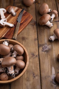 Sırtında kırmızı soğan ve baharatla şampiyon mantarları.