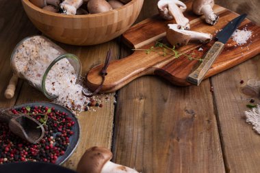 Sırtında kırmızı soğan ve baharatla şampiyon mantarları.