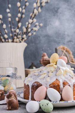 Paskalya ortodoks tatlı ekmeği, kulich ve renkli bıldırcın yumurtaları