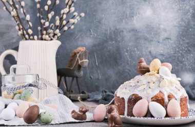 Paskalya ortodoks tatlı ekmeği, kulich ve renkli bıldırcın yumurtaları