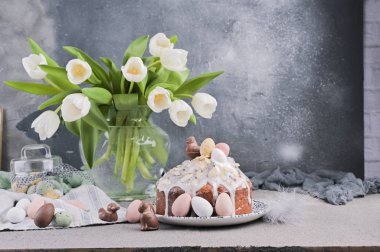 Gri arka planda vazoda bir buket beyaz lale. Shokloy 