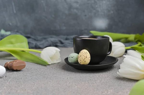 Eine Tasse aromatischen Kaffees mit Schaum über einem grauen Hintergrund und — Stockfoto