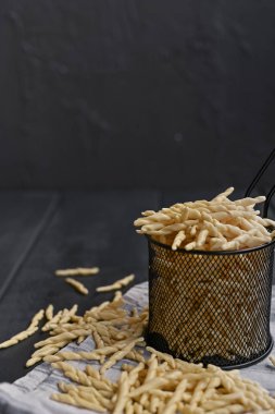 Liguria 'dan ev yapımı Trofie makarnanın koyu renkli fotoğrafı. İtalyan Sağlığı