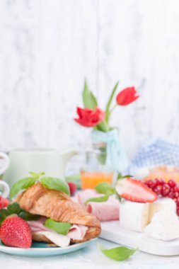 Kahvaltı ya da Paskalya için çeşitli lezzetlerle bir akşam yemeği masası.