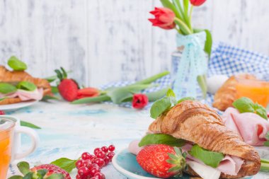 Kahvaltı ya da Paskalya için çeşitli lezzetlerle bir akşam yemeği masası.