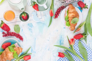 Kahvaltı ya da Paskalya için çeşitli lezzetlerle bir akşam yemeği masası.