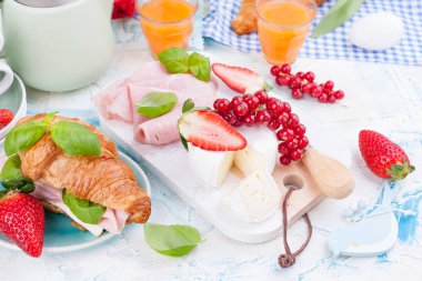 Kahvaltı ya da Paskalya için çeşitli lezzetlerle bir akşam yemeği masası.