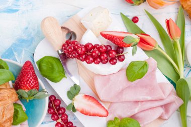 Kahvaltı ya da Paskalya için çeşitli lezzetlerle bir akşam yemeği masası.