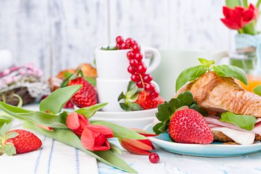 Kahvaltı ya da Paskalya için çeşitli lezzetlerle bir akşam yemeği masası.