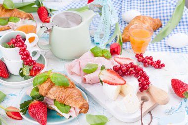 Kahvaltı ya da Paskalya için çeşitli lezzetlerle bir akşam yemeği masası.