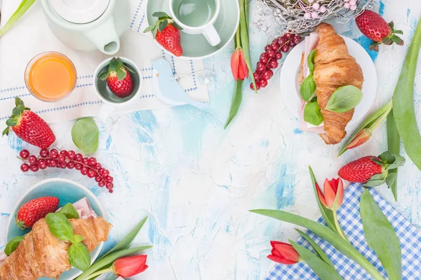 Kahvaltı ya da Paskalya için çeşitli lezzetlerle bir akşam yemeği masası.