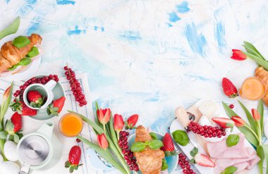 Kahvaltı ya da Paskalya için çeşitli lezzetlerle bir akşam yemeği masası.