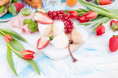 Kahvaltı ya da Paskalya için çeşitli lezzetlerle bir akşam yemeği masası.