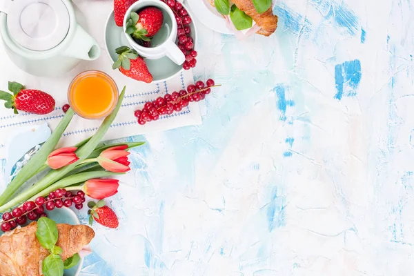 Desayuno o una mesa con varios manjares para la Pascua m —  Fotos de Stock