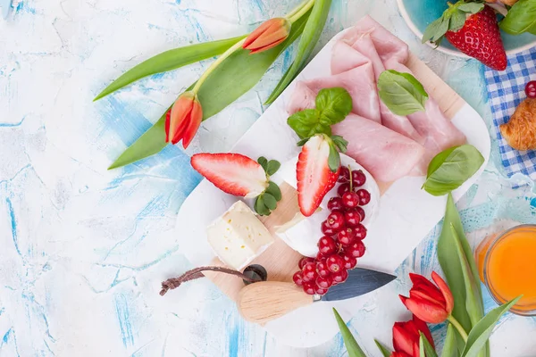 Desayuno o una mesa con varios manjares para la Pascua m —  Fotos de Stock