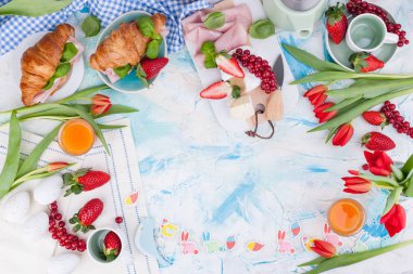 Kahvaltı ya da Paskalya için çeşitli lezzetlerle bir akşam yemeği masası.