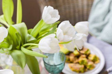 Öğle yemeğinde servis edilen bir buket beyaz lale..