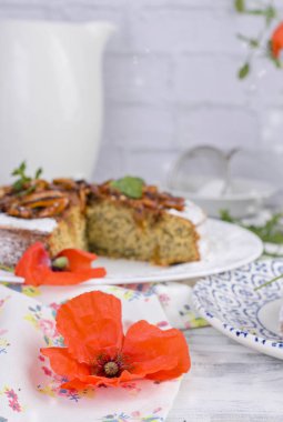 Beyaz arka planda haşhaş tohumlu turta. Ev yapımı hamur işleri...