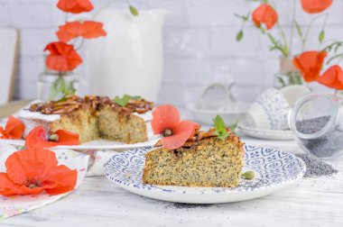 Beyaz arka planda haşhaş tohumlu turta. Ev yapımı hamur işleri...