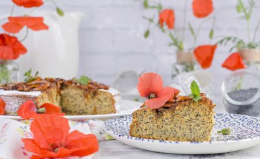 Beyaz arka planda haşhaş tohumlu turta. Ev yapımı hamur işleri...