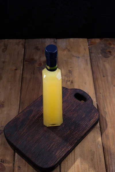 Limoncello dans une bouteille avec espace pour les étiquettes et le texte. Tradition — Photo