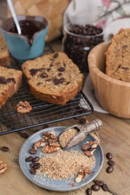 Kakaolu kek ve ahşap bir masada çikolata. Güzel ev yapımı. 