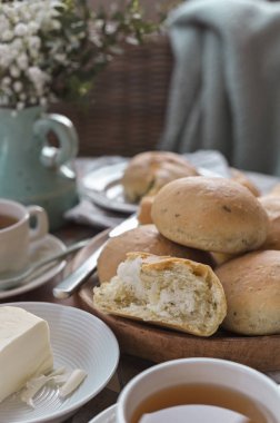 Fesleğenli ev yapımı kekler. Bir sürü küçük ekmek. Servis Tablosu