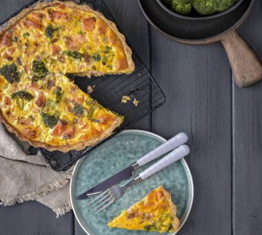 Geleneksel brokoli, somon ve peynirli yuvarlak turta. Yemek fro