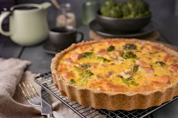 Torta di broccoli tradizionale con salmone e formaggio. Cibo da guarire — Foto Stock