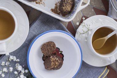 Top şeklinde kakaolu geleneksel Rus pastası. Serv