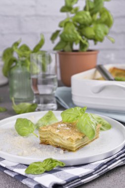 Öğle yemeği için geleneksel İtalyan mutfağı. Pesto ve ba ile lazanya