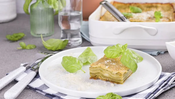 Cucina tradizionale italiana a pranzo. Lasagne al pesto e ba — Foto Stock