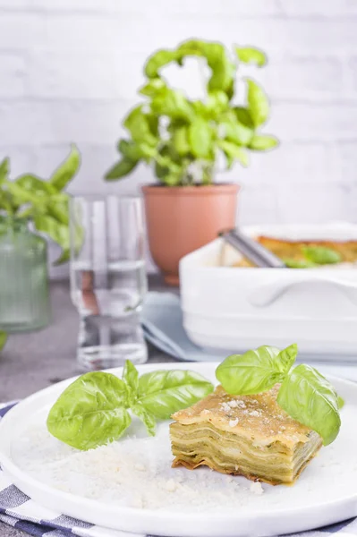 Cucina tradizionale italiana a pranzo. Lasagne al pesto e ba — Foto Stock