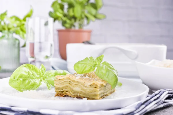 Tradiční italská kuchyně k obědu. Lasagne s pestem a ba — Stock fotografie