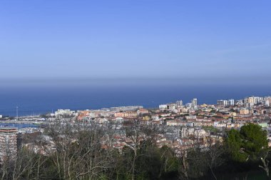 Mavi gökyüzü, ufuk ve deniz. Sabahları güzel doğa..