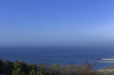 Mavi gökyüzü, ufuk ve deniz. Sabahları güzel doğa..