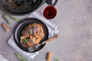 Tavada ve tabakta kızarmış et. Şarabla öğle yemeği.