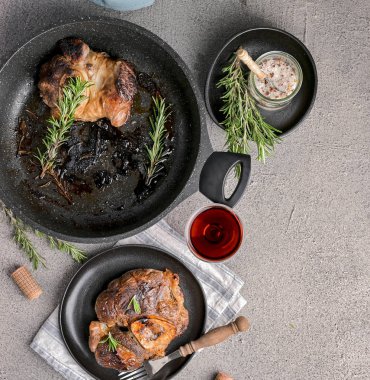 Tavada ve tabakta kızarmış et. Şarabla öğle yemeği.