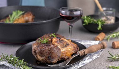 Kızarmış kırmızı et ve masada bir bardak şarap. Yürekli bir deli.