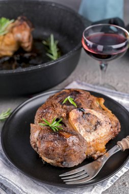 Kızarmış kırmızı et ve masada bir bardak şarap. Yürekli bir deli.