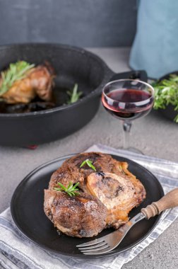 Kızarmış kırmızı et ve masada bir bardak şarap. Yürekli bir deli.