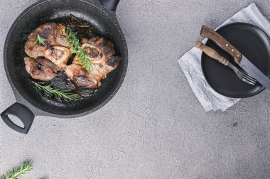 Öğle yemeği için tavada kızartılmış büyük et parçaları. Kalp ve sağlık