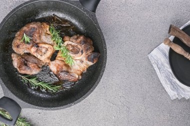 Öğle yemeği için tavada kızartılmış büyük et parçaları. Kalp ve sağlık