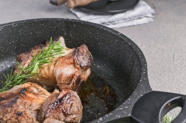 Öğle yemeği için tavada kızartılmış büyük et parçaları. Kalp ve sağlık